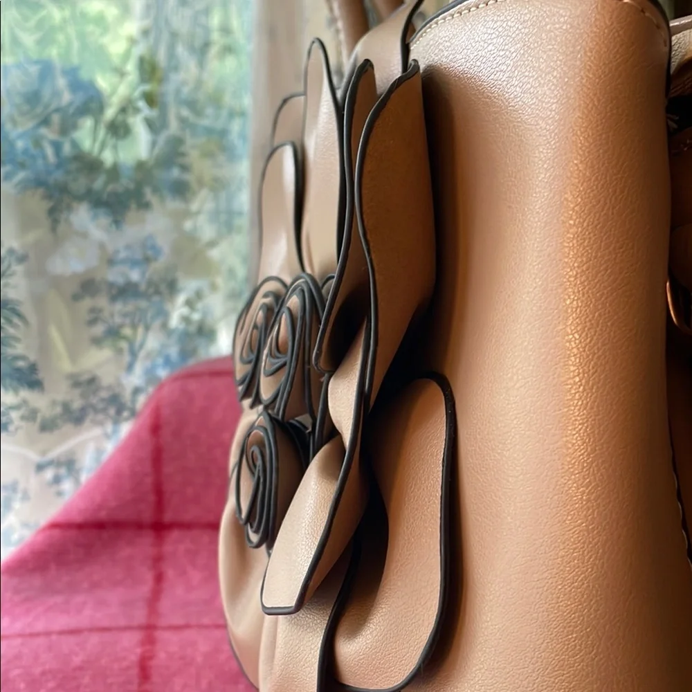 Elegant Tan Floral Handbag - Picture 6 of 7